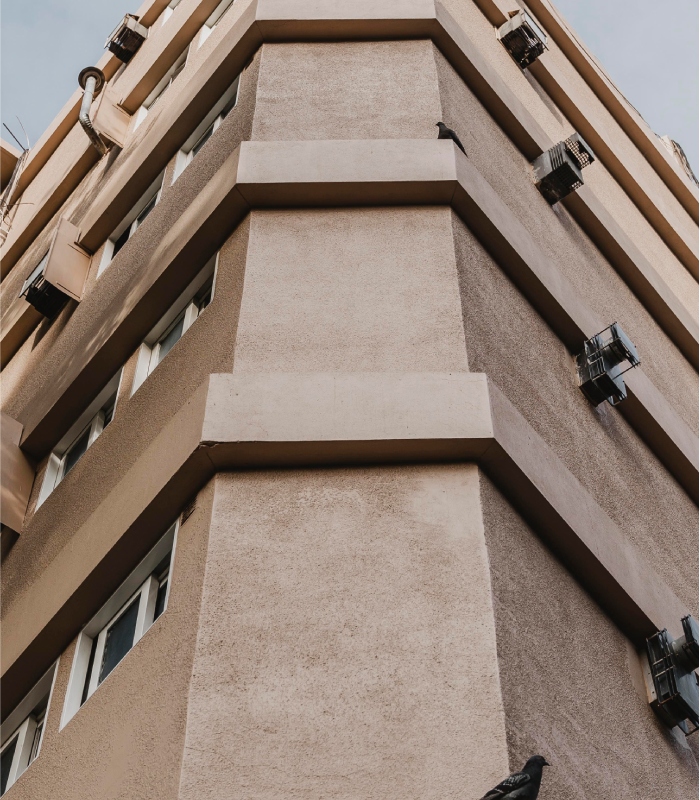 Façade d’immeuble rénovée avec enduit extérieur beige